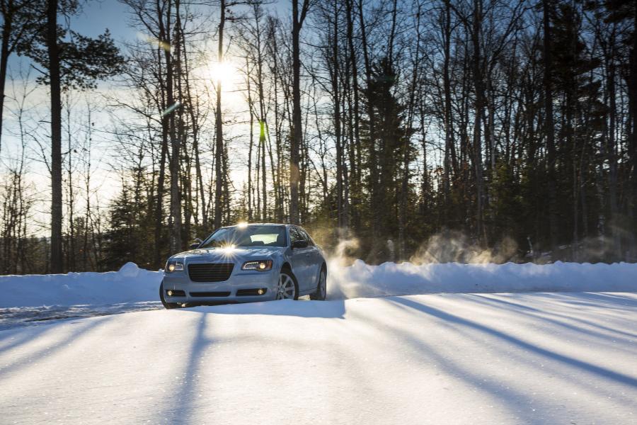  Chrysler 300C Glacier Edition 2013 года  (фото 16 из 31)
